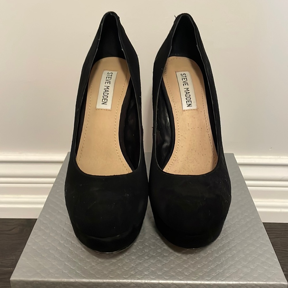 Steve Madden black suede pumps